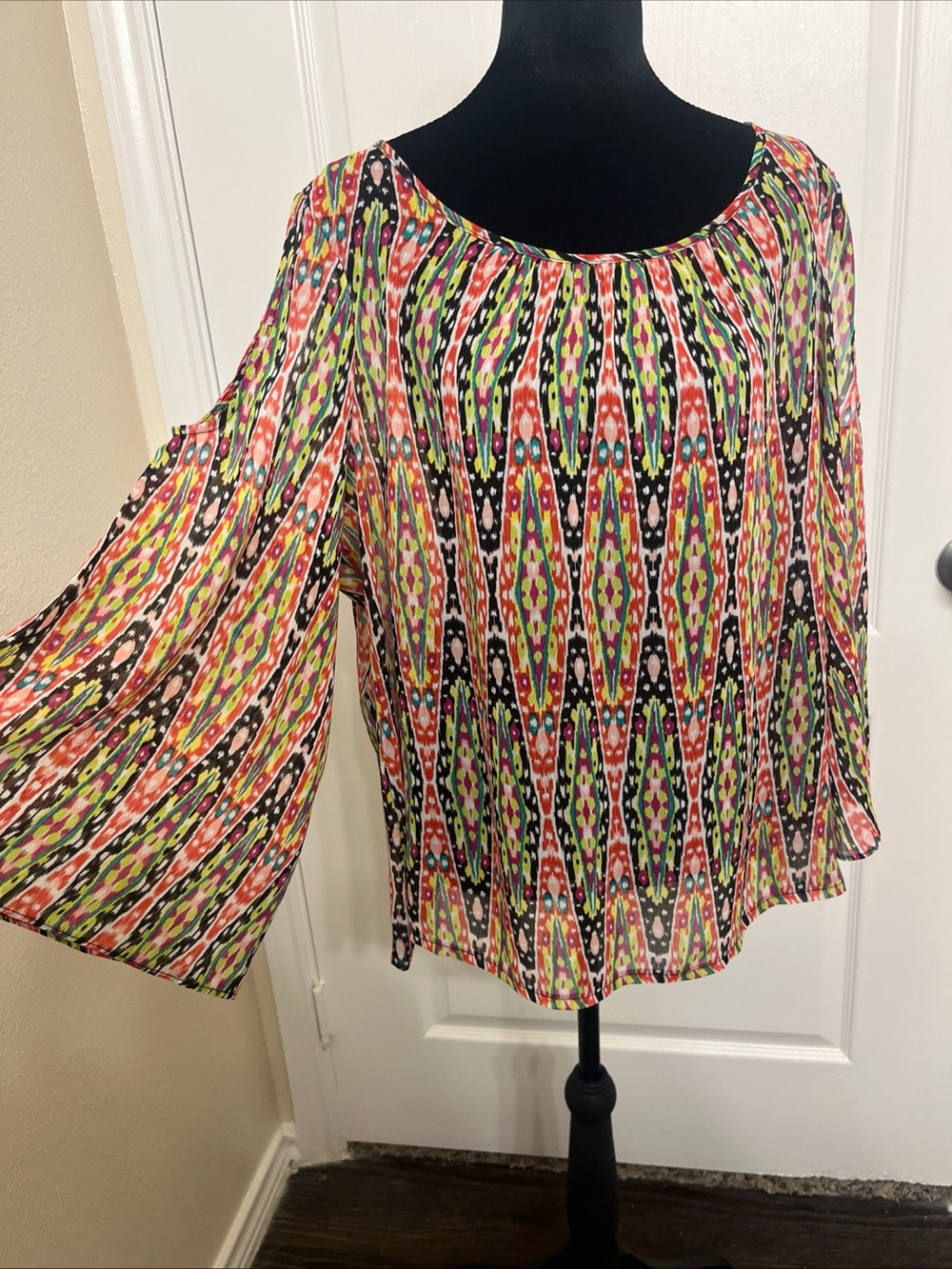Beige By ECI Top geometric boho pattern & detailing neckline & sleeves Sz XL